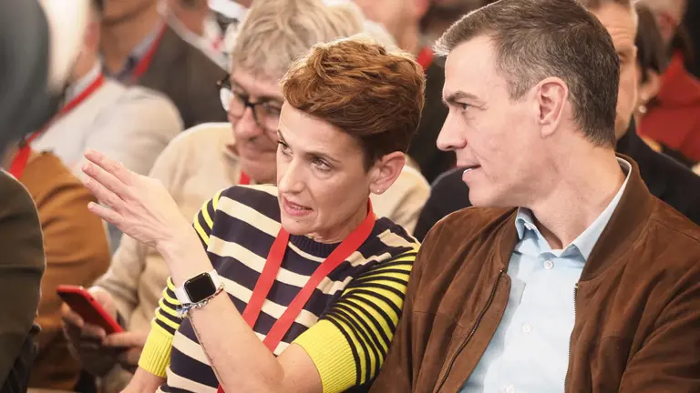 El secretario general del PSOE y presidente del Gobierno de Espa&ntilde;a, Pedro S&aacute;nchez, y la secretaria general del PSN y presidenta del Gobierno de Navarra, Mar&iacute;a Chivite, durante el 13&ordm; Congreso del PSN, en el Palacio de Congresos Baluarte, a 22 de marzo de 2025. Eduardo Sanz / Europa Press