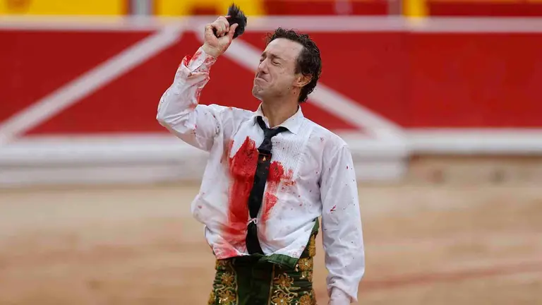 El torero Rafaelillo durante la lidia a su segundo toro de la tarde, al que cortó una oreja, en la octava de abono de la Feria de Toro de los Sanfermines 2025 con toros de la ganadería de José Escolar.  EFE/ Villar López