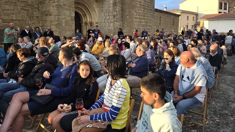 Imagen de una cata de vino en el Valle de Guesalaz. TIERRAS DE IRANZU