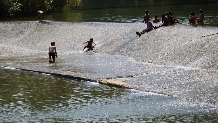 Zona de las pasarelas del r&iacute;o Arga junto al Club Nataci&oacute;n en Pamplona durante la de calor de Agosto de 2025. I&Ntilde;IGO ALZUGARAY