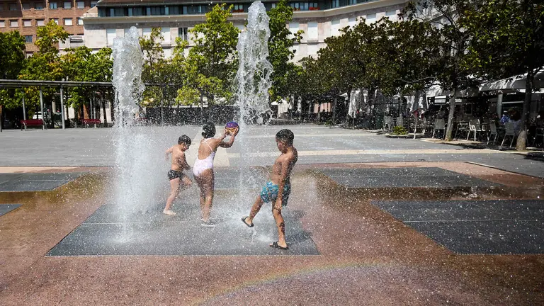 Ni&ntilde;os y ni&ntilde;as juegan en la fuente de los chorros de Yamaguchi de Pamplona durante la de calor de Agosto de 2025. I&Ntilde;IGO ALZUGARAY