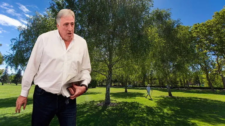 Una persona camina por el campus de la Universidad de Navarra, en Pamplona. ARCHIVO