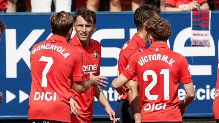 Los jugadores del Osasuna celebran su primer gol, obra del croata Ante Budimir, durante el partido de LaLiga entre el Osasuna y el Valencia, este domingo en el estadio del Sadar. EFE/ Jesús Diges