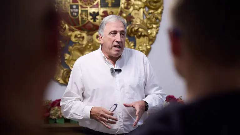 El alcalde de Pamplona, Joseba Asiron, gu&iacute;a la primera de las visitas guiadas que el Ayuntamiento organiza con motivo de la celebraci&oacute;n del aniversario del Privilegio de la Uni&oacute;n. I&Ntilde;IGO ALZUGARAY