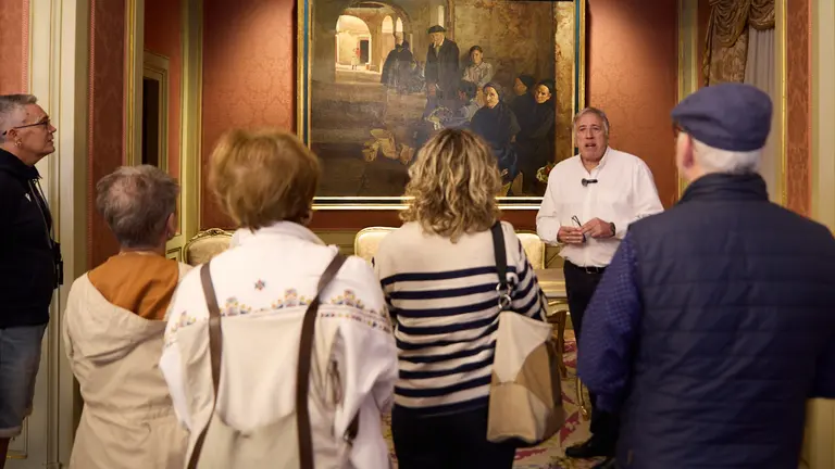 El alcalde de Pamplona, Joseba Asiron, gu&iacute;a la primera de las visitas guiadas que el Ayuntamiento organiza con motivo de la celebraci&oacute;n del aniversario del Privilegio de la Uni&oacute;n. I&Ntilde;IGO ALZUGARAY