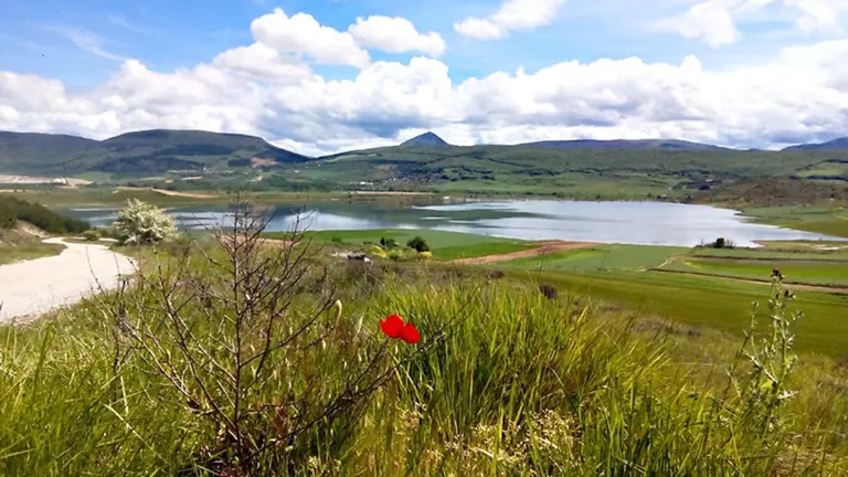 Vista de la balsa de Zolina. AYUNTAMIENTO VALLE DE EG&Uuml;&Eacute;S