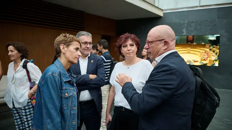 La presidenta del Gobierno de Navarra, María Chivite, el consejero de Universidad e Innovación, Juan Luis García, Ainhoa Unzu, y el consejero de Educación Carlos Gimeno, minutos antes del comienzo del Pleno del Parlamento. PABLO LASAOSA.