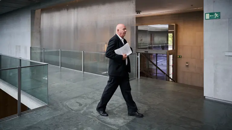 Emilio Jim&eacute;nez, de VOX, durante la comisi&oacute;n de investigaci&oacute;n del Parlamento de Navarra sobre adjudicaciones de obras p&uacute;blicas. PABLO LASAOSA