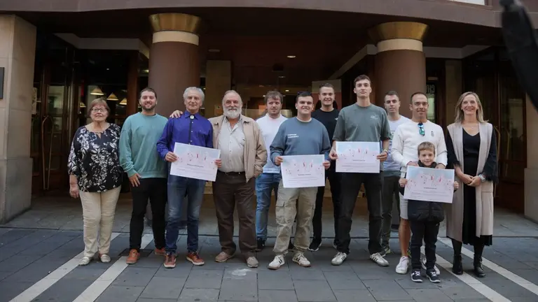 Imagen de familia con los ganadores del concurso  Música en la Calle Caravinagre del Hotel Maisonnave. CEDIDA