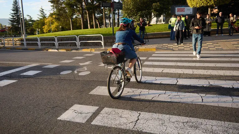 La Gerencia y la Comisión de Urbanismo del Ayuntamiento visitan las obras del proyecto de carril bici y mejora de la movilidad de la calle Irunlarrea que se están ejecutando desde el verano. NAVARRA.COM