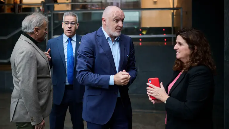 Javier Esparza, de UPN, habla con parte de sus parlamentarios minutos antes de comenzar el Pleno del Parlamento de Navarra. PABLO LASAOSA