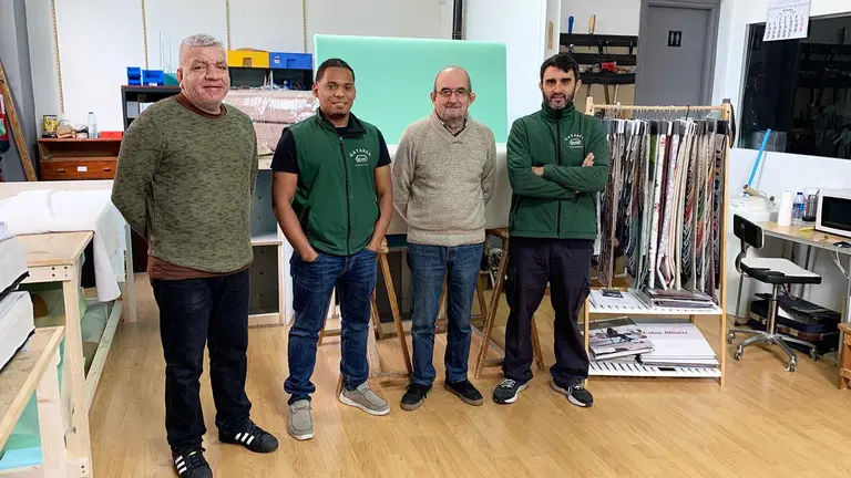 Werner, William, Jesús e Igor Valencia en la tapicería Gayarre de Pamplona. Navarra.com
