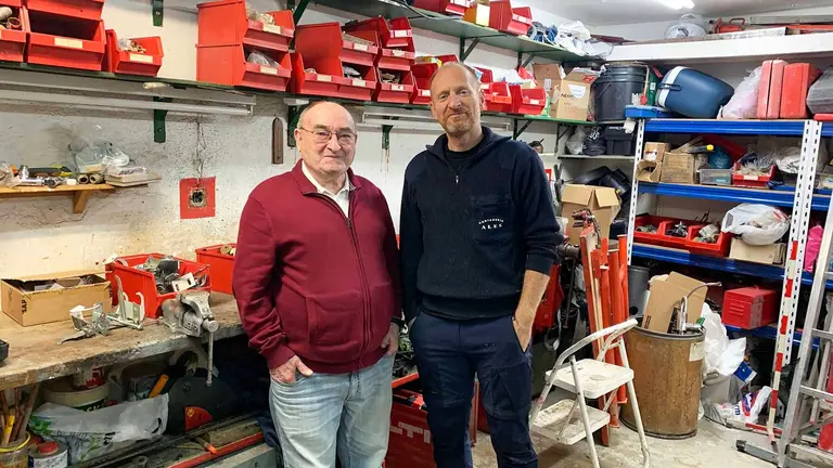 Isidoro Aldave y su hijo Nicolás en su fontanería del casco viejo de Pamplona. Navarra.com