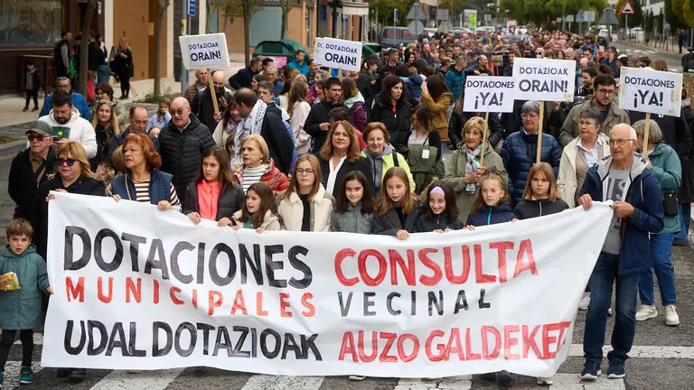 Manifestación de los vecinos de Ripagaina para exigir dotaciones y servicios en el barrio. IÑIGO ALZUGARAY