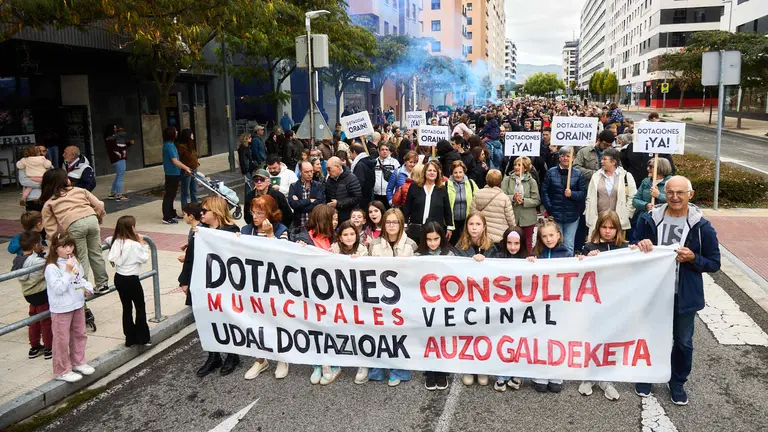 Manifestaci&oacute;n de los vecinos de Ripagaina para exigir dotaciones y servicios en el barrio. I&Ntilde;IGO ALZUGARAY