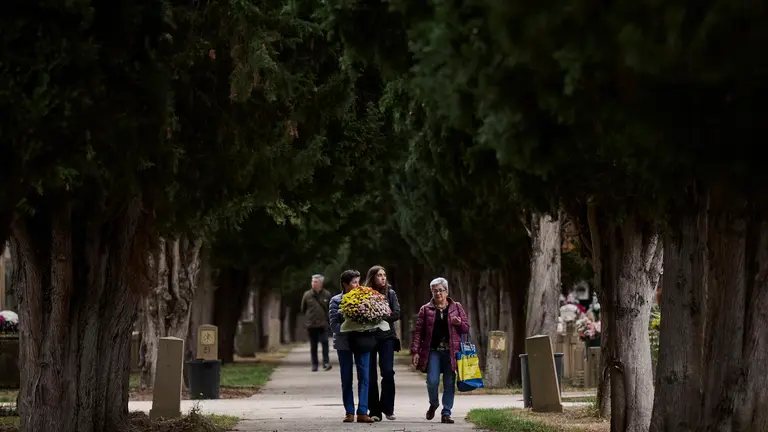 Cientos de personas celebran de Todos los Santos en el cementerio de Pamplona. PABLO LASAOSA