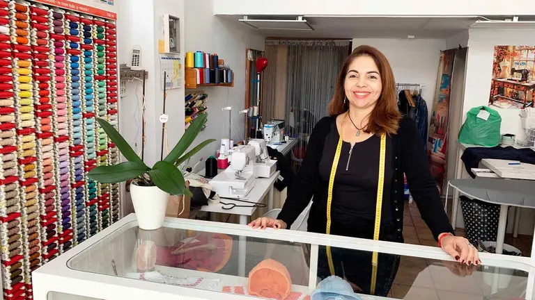 Lucero López en su tienda de arregos de ropa en Pamplona. Navarra.com
