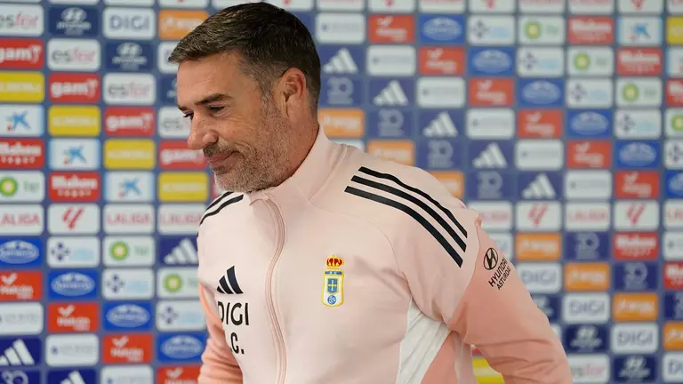 El entrenador del Real Oviedo, Luis Carrión, tras dar una rueda de prensa en la víspera del partido de LaLiga EA Sports contra el Osasuna, este domingo, en Oviedo. EFE/ Paco Paredes