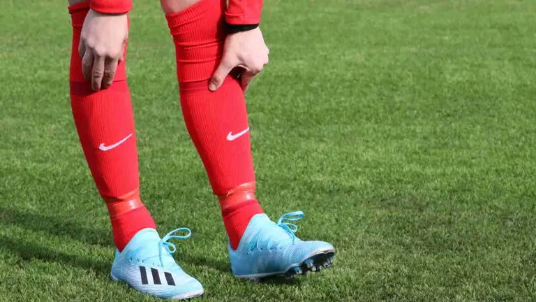 Piernas de una jugadora de fútbol. JONA MOLLER / UNSPLASH