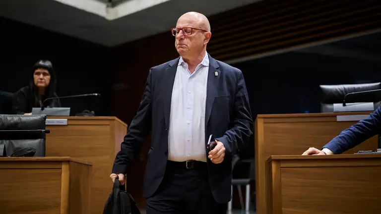 El consejero de Educaci&oacute;n, Carlos Gimeno, minutos antes de comenzar el pleno del Parlamento de Navarra. PABLO LASAOSA