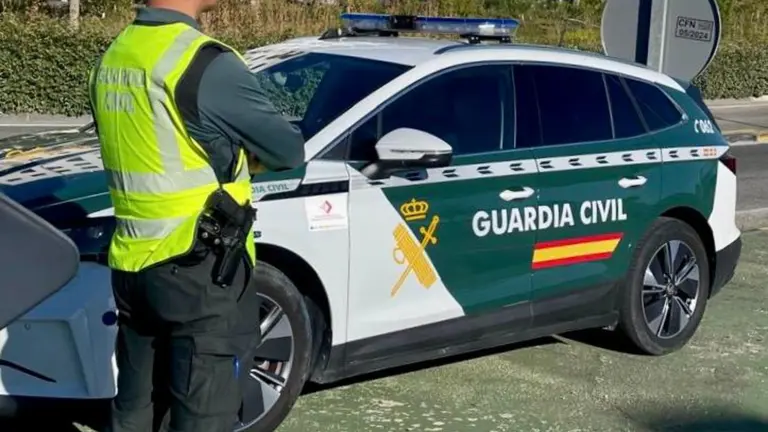 Imagen de archivo de un agente de la Guardia Civil junto a su vehículo. GUARDIA CIVIL