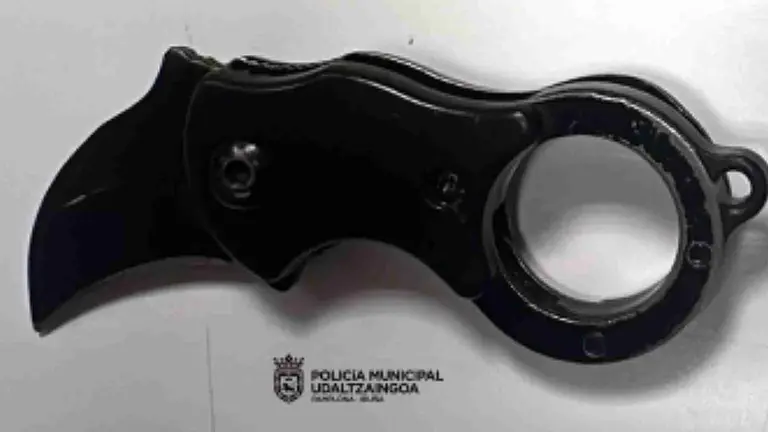 Karambit, el arma blanca incautada a un menor tras una persecución en el centro de Pamplona. POLICÍA MUNICIPAL DE PAMPLONA