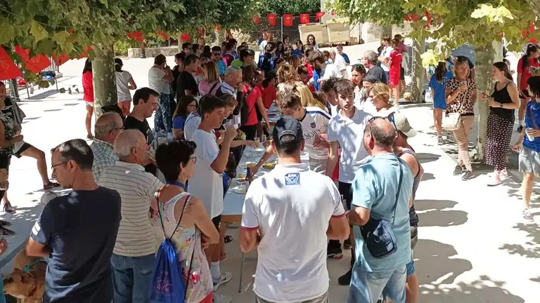 Aperitivo popular en las fiestas patronales. Foto Facebook Ayuntamiento de Azuelo.