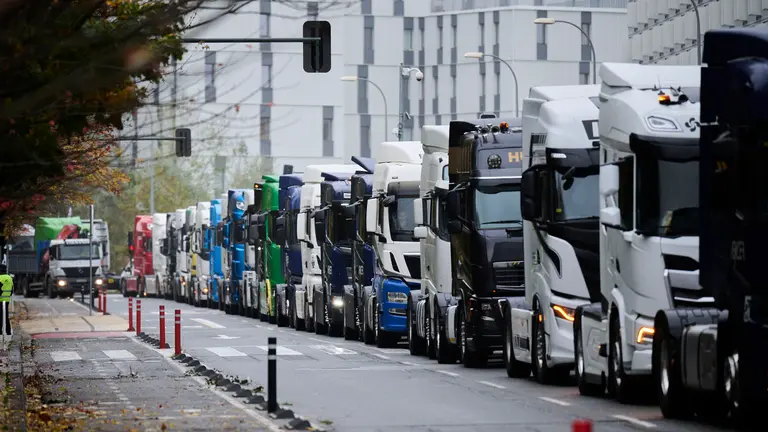 Camionada convocada por Tradisna, ANET e HIRU para reclamar "peajes para nadie, fiscalidad justa e infraestructuras seguras" para el sector del transporte. PABLO LASAOSA