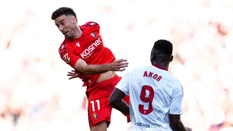 Kike Barja pelea un balón aéreo durante el encuentro Sevilla - Osasuna. Joaquin Corchero / AFP7 / Europa Press.
