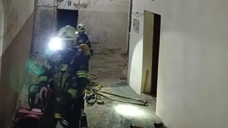 Imagen de los bomberos actuando en sesma por un incendio en una vivienda. BOMBEROS DE NAVARRA