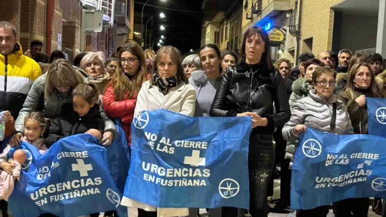 Vecinos de Fustiñana en la concentración de protesta para pedir que se revierta la decisión de cerrar las Urgencias en la localidad. AYUNTAMIENTO DE FUSTIÑANA