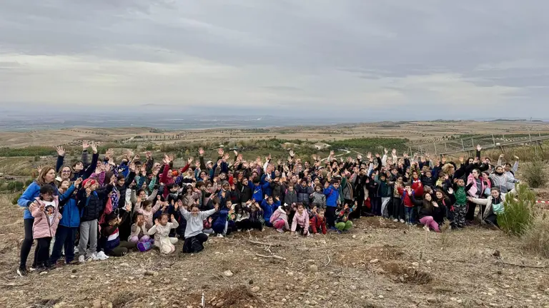 Foto con los participantes en la jornada de plantación de árboles en el parque Sendaviva.
 AYUNTAMIENTO DE ARGUEDAS