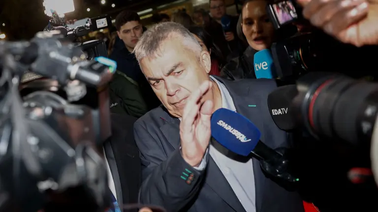 El ex secretario de Organizaci&oacute;n del PSOE Santos Cerd&aacute;n (d), junto a su abogado Jacobo Teijelo (i), ha salido pasadas las 19:15 horas de este mi&eacute;rcoles de la c&aacute;rcel de Soto del Real (Madrid), despu&eacute;s de que el juez que lo investiga el Tribunal Supremo haya acordado su libertad tras pasar casi cinco meses en prisi&oacute;n preventiva. EFE/ Rodrigo Jim&eacute;nez