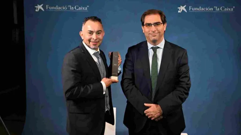 Frank J. Hernández, investigador Ikerbasque de Tecnun - Escuela de Ingeniería de la Universidad de Navarra, junto con Francis Planes, director de la Escuela. UNIVERSIDAD DE NAVARRA