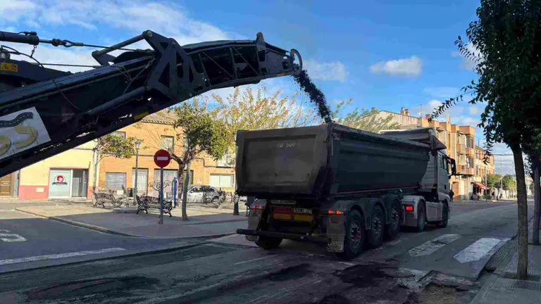 Un camión de reasfaltado en plena faena en la calle Mayor de Murchante. GOBIERNO DE NAVARRA