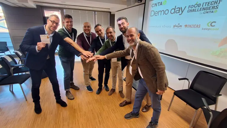 Responsables de las empresas posan para la foto. CEDIDA