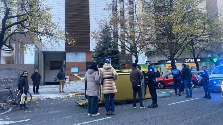 Una camioneta vuelca en Pamplona. CEDIDA
