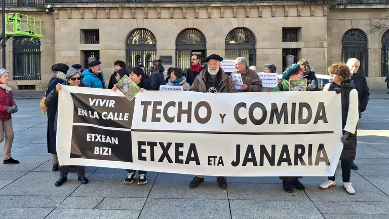 Concentración frente al Palacio de Navarra en protesta por la situación de las personas sin techo. EUROPA PRESS