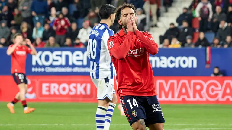 Rub&eacute;n Garc&iacute;a (14. CA Osasuna) durante el partido de La Liga EA Sports entre CA Osasuna y Real Sociedad disputado en el estadio de El Sadar en Pamplona. I&Ntilde;IGO ALZUGARAY