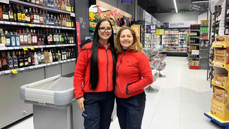 Wenssy Viloria y Rocío Medina en el Carrefour Express de la avenida de Zaragoza en pamplona. Navarra.com