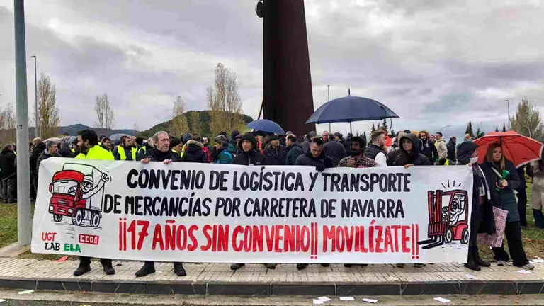 Transportistas de Navarra protestan contra la patronal por el boqueo en la negociación del convenio. ÍÑIGO ALZUGARAY