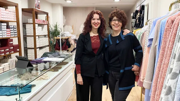 Ana Sarriguren y Ainhoa Barberena en la lencería Pimpinela de Pamplona. Navarra.com