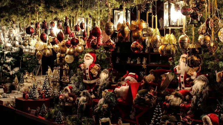 Imagen de un puesto en un mercado navideño. ARCHIVO