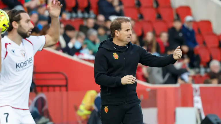 El entrenador del RCD Mallorca, Jagoba Arrasate, durante el partido liguero entre el RCD Mallorca y el Osasuna celebrado en el estadio Son Moix, Palma de Mallorca, este s&aacute;bado. EFE/ Cati Cladera