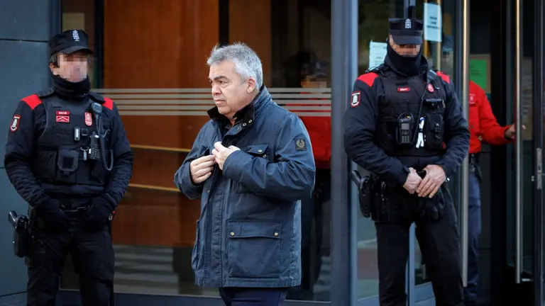 El ex secretario de Organizaci&oacute;n del PSOE Santos Cerd&aacute;n a su salida este lunes por primera vez al Juzgado de Primera Instancia de Tafalla para cumplir con la comparecencia quincenal impuesta por el juez del Tribunal Supremo Leopoldo Puente tras su puesta en libertad. EFE/Villar L&oacute;pez