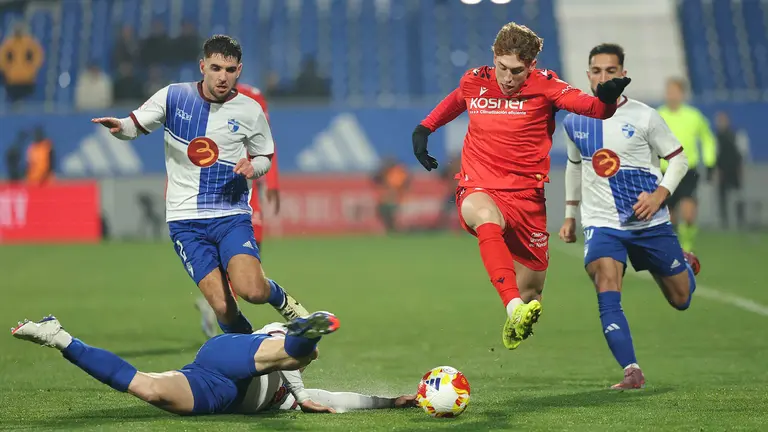 Víctor Muñoz en una avance rojillo sobre la portería del Ebro. CA Osasuna.