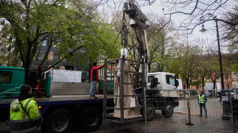 Comienza el traslado de las primeras estatuas de los Reyes de Navarra del Paseo de Sarasate. IÑIGO ALZUGARAY