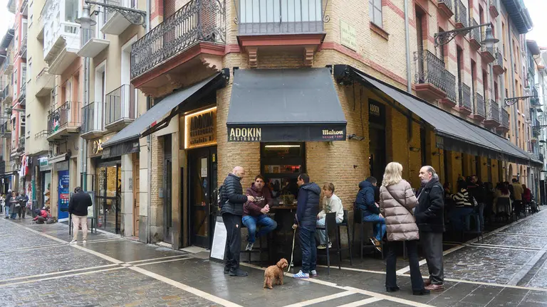 Ambiente a la hora del vermut en el Casco Viejo de Pamplona. IÑIGO ALZUGARAY