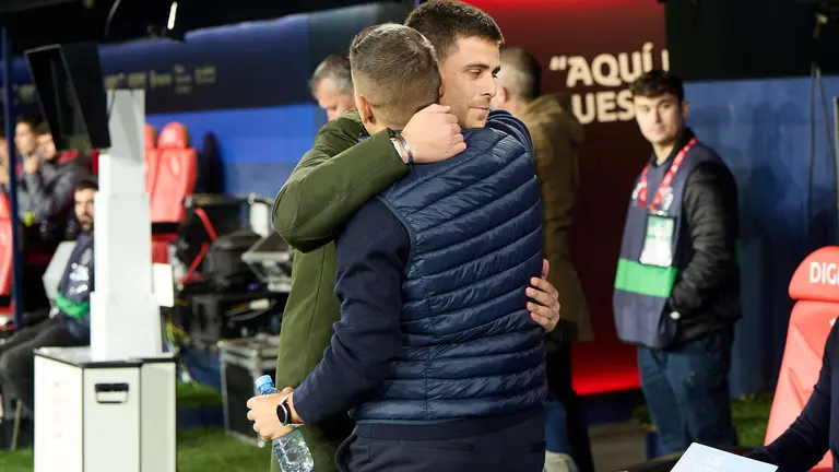 Alessio Lisci (entrenador CA Osasuna) y &Aacute;lvaro Del Moral (entrenador Levante UD) durante el partido de La Liga EA Sports entre CA Osasuna y Levante UD disputado en el estadio de El Sadar en Pamplona. I&Ntilde;IGO ALZUGARAY