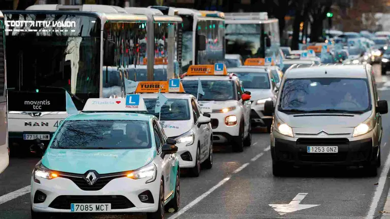 Las autoescuelas de Navarra se manifiestan en caravana por las calles de Pamplona para denunciar las listas de espera para examinarse. EFE/ Jes&uacute;s Diges